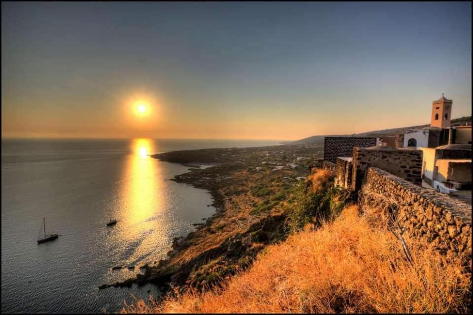 Le Case Di Ciccio - Casa Girasole Pantelleria Exteriör bild